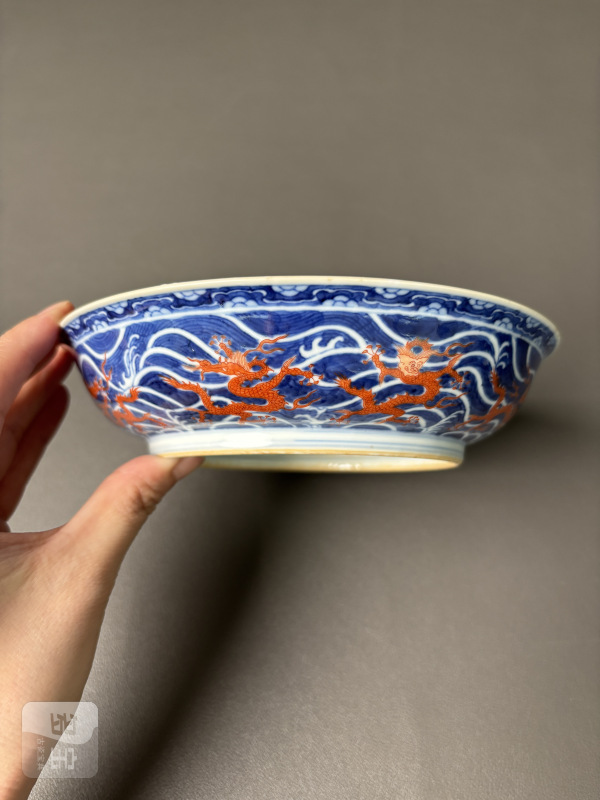 清乾隆 青花矾红海水九龙纹盘 - 图8
